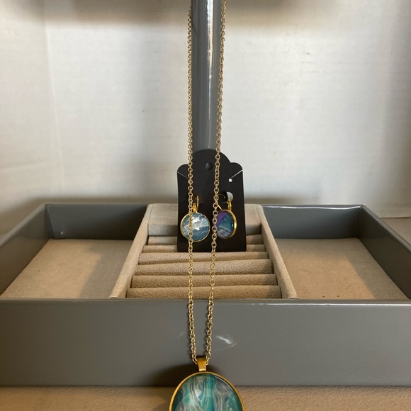 Handmade Pendant on 16” chain w/ matching earrings - Picture 6 of 9